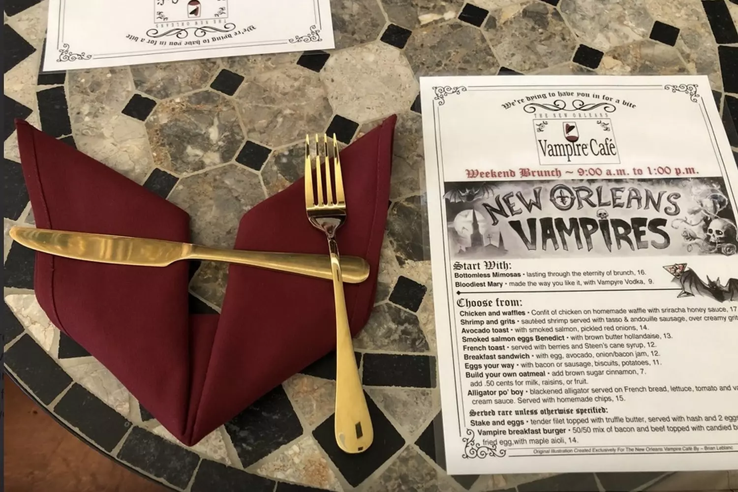Меню в тематическом вампирском кафе New Orleans Vampire Cafe в Французском квартале на улице Royal, 801