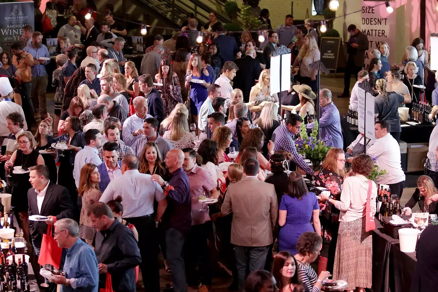 Посетители Grand Tasting NOWFE пробуют блюда от лучших шеф-поваров города