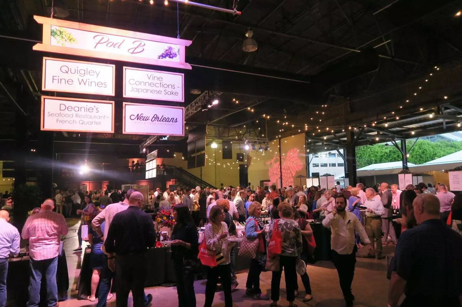 Атмосфера праздника на фестивале New Orleans Wine & Food Experience: гости наслаждаются едой и вином