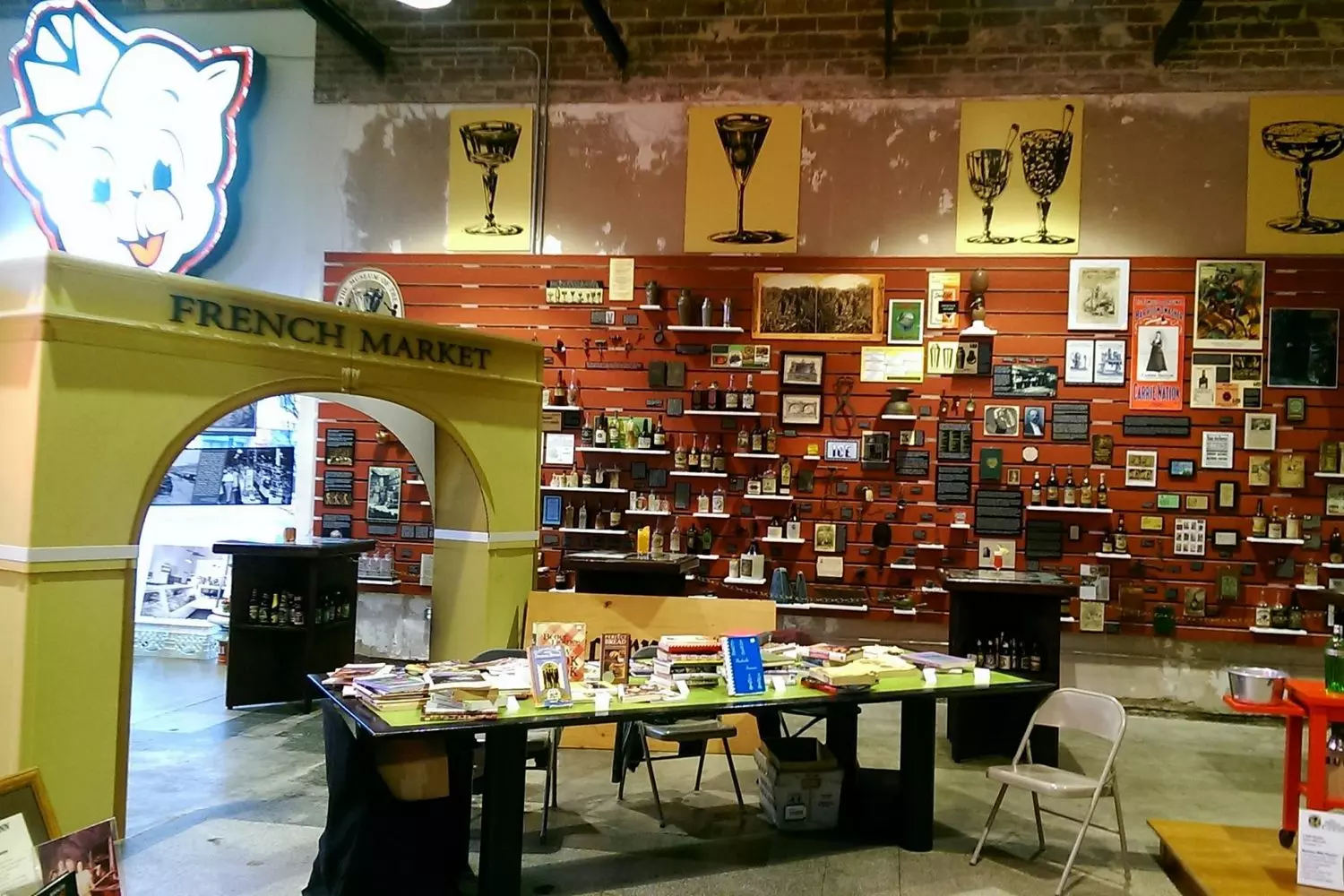 Внутри музея SoFAB: длинные ряды витрин с посудой, бутылками, старыми меню и кухонной утварью юга США