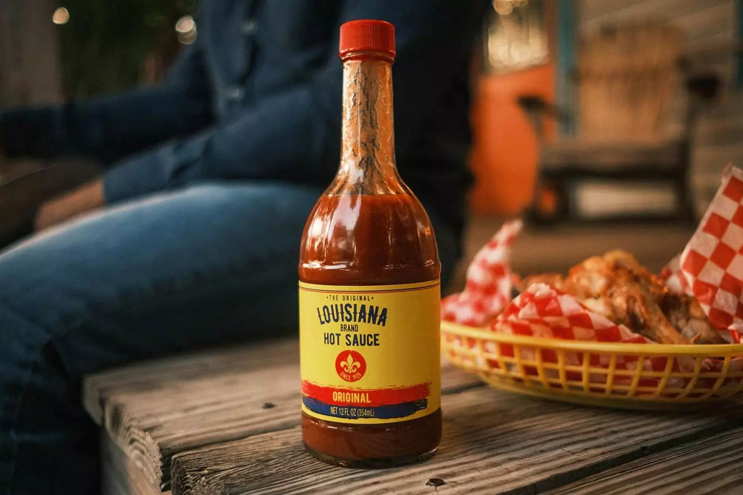 Бутылочка соуса Louisiana Hot Sauce, произведённого в Сент-Мартинвилле, Луизиана