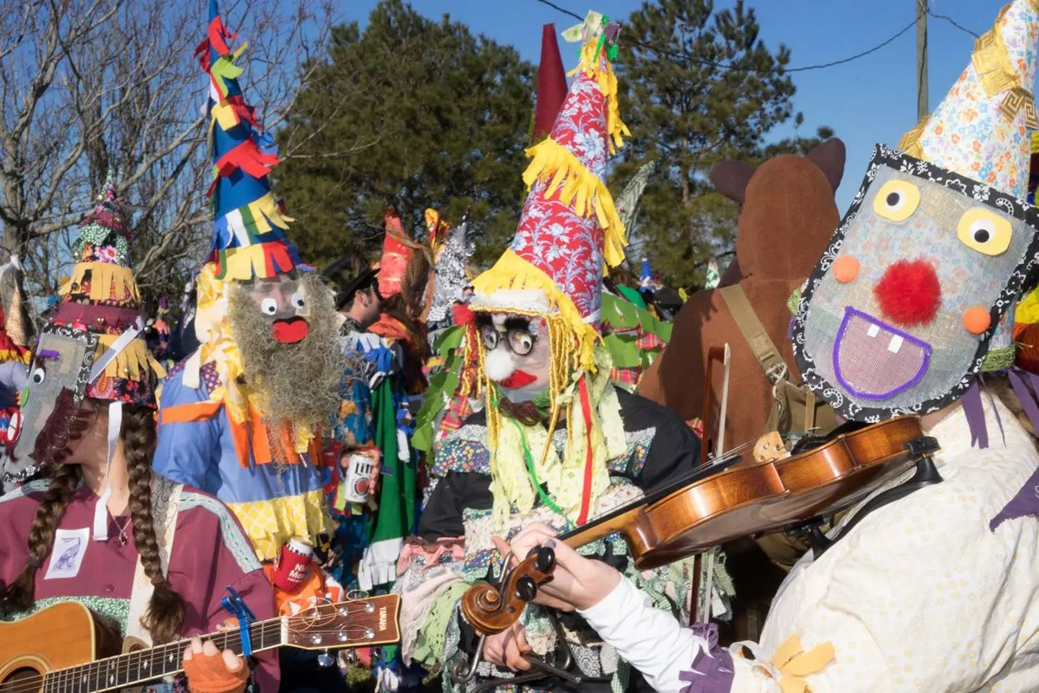 Традиционный каджунский Mardi Gras — Courir de Mardi Gras («бегущий Марди Гра») в Сент-Мартинвилле, Луизиана