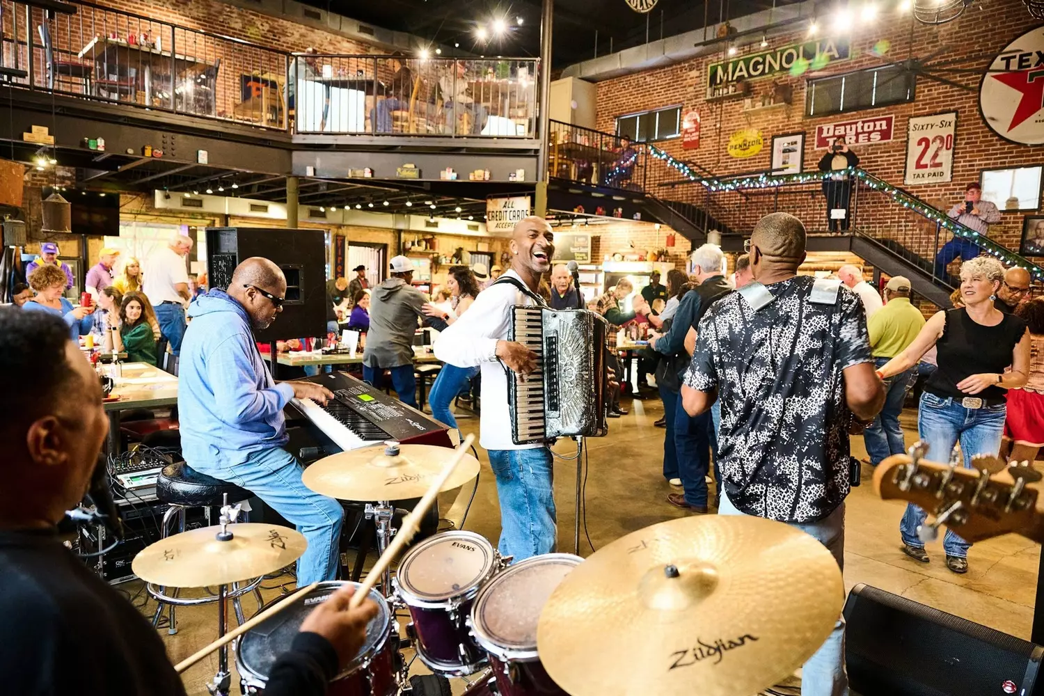 Каджунские музыканты из группы Nathan & the Zydeco Cha Chas, основанной в Сент-Мартинвилле, Луизиана, в 1988 году