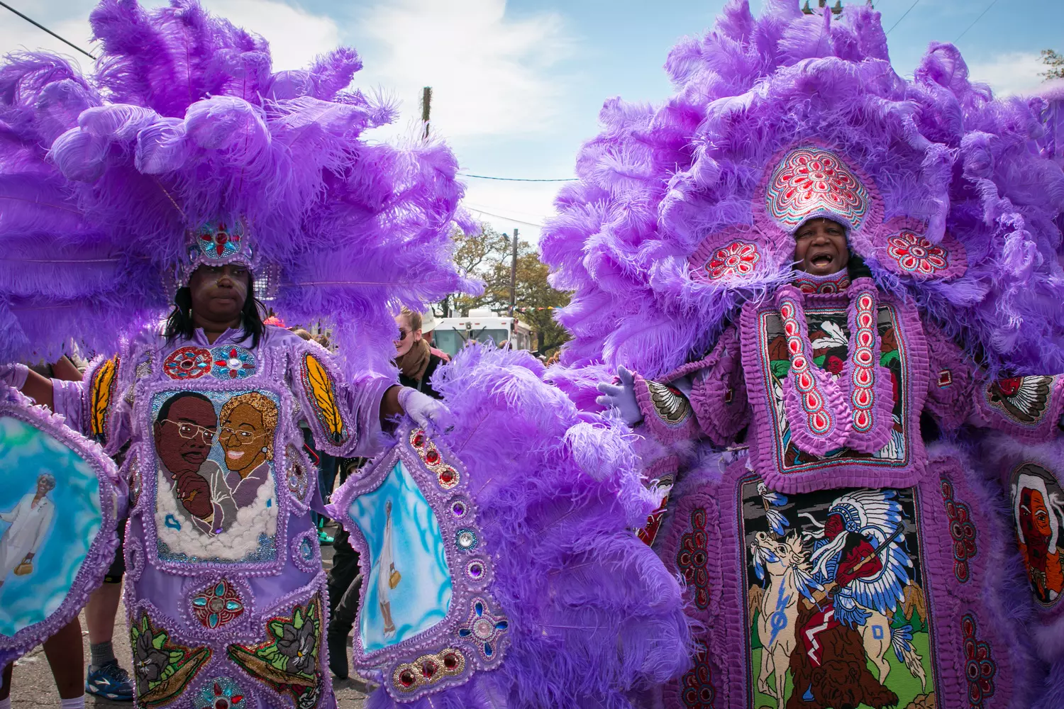 Mardi Gras Indians (Индейцы Марди Гра) в ярких костюмах, украшенных бисером и перьями, на улице района Треме, Новый Орлеан