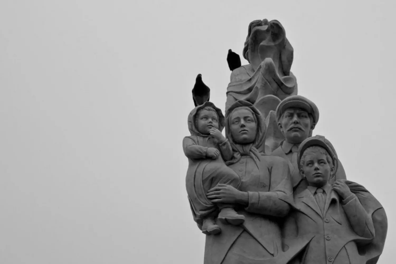 Беломраморный «Памятник иммигранту» в парке Вольденберг