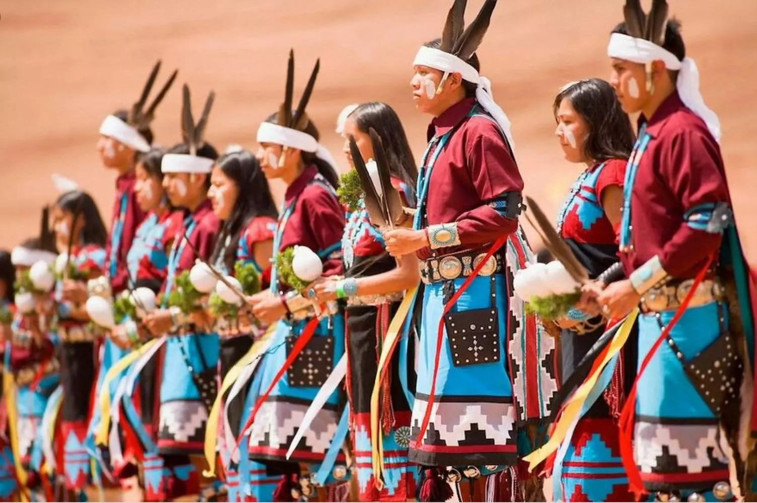 Живая традиция: священный танец навахо в Долине Монументов Представители народа навахо исполняют традиционный ритуальный танец на фоне скалы Западная Перчатка в Долине Монументов