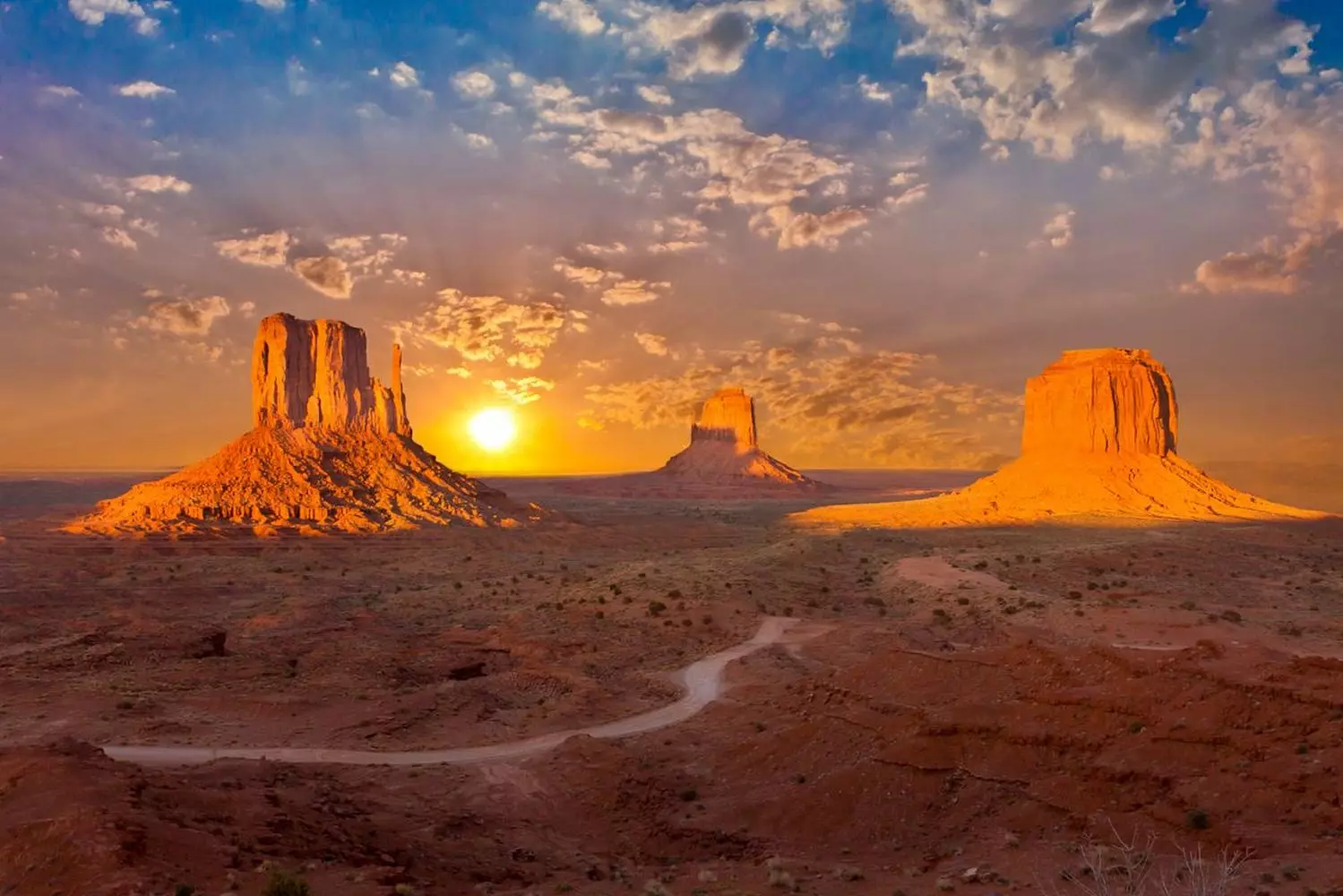 Знаменитый пейзаж Долины Монументов в Аризоне Долина Монументов — знаменитые красные скалы-останцы и месы под ясным голубым небом