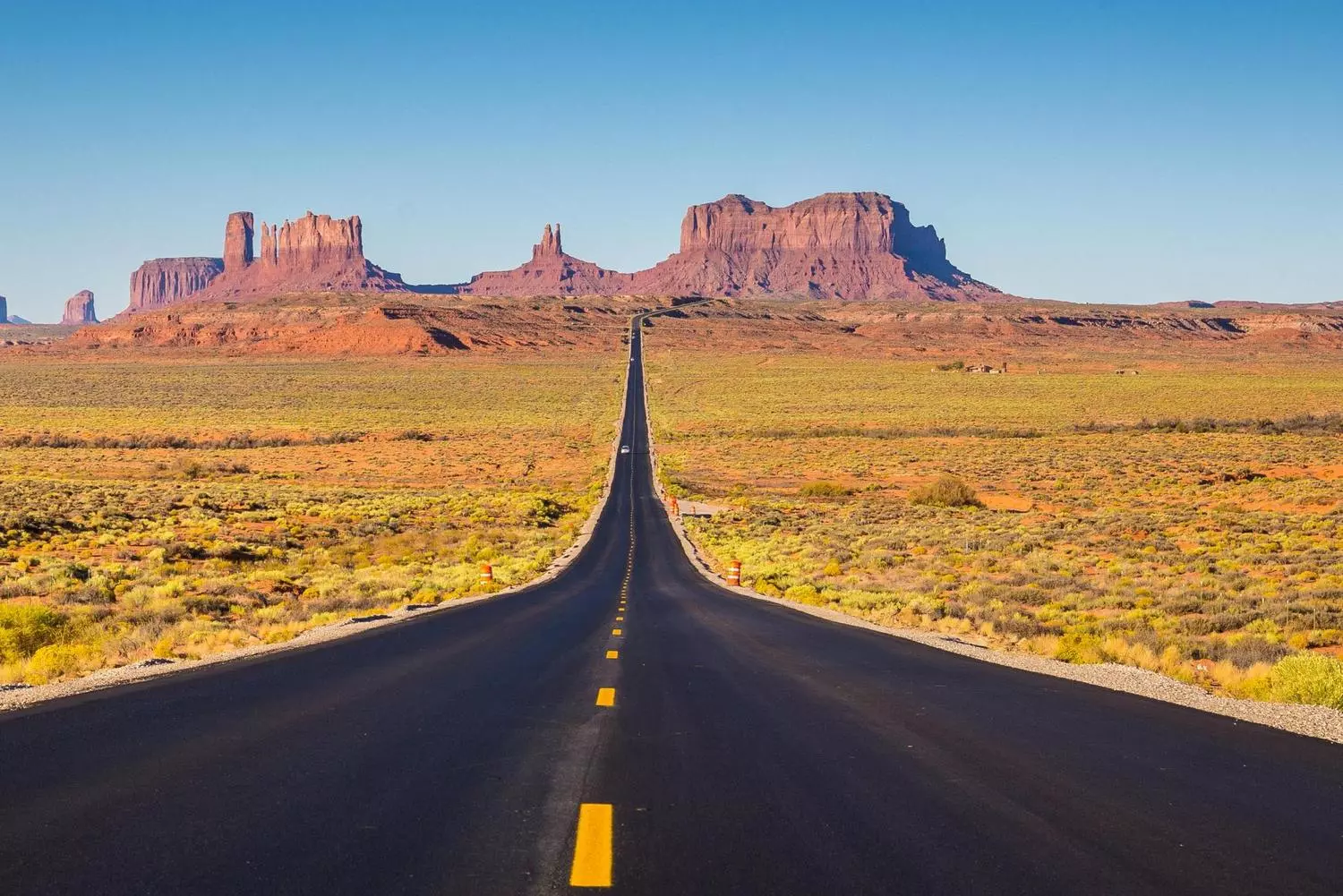 Самая фотогеничная дорога Америки: трасса US-163 в Долине Монументов Знаменитая трасса US-163, уходящая к скалам Долины Монументов на территории навахо