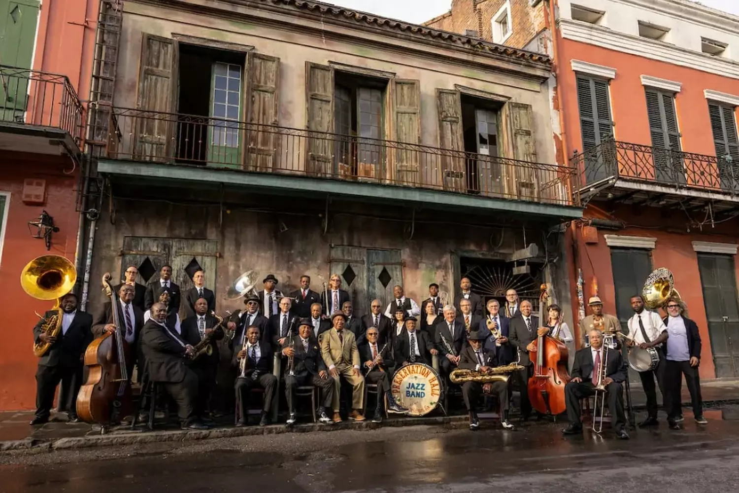 Preservation Hall: сердце традиционного джаза Нового Орлеана Легендарный Preservation Hall во Французском квартале — скромное здание с зелёными ставнями, где с 1961 года звучит аутентичный новоорлеанский джаз