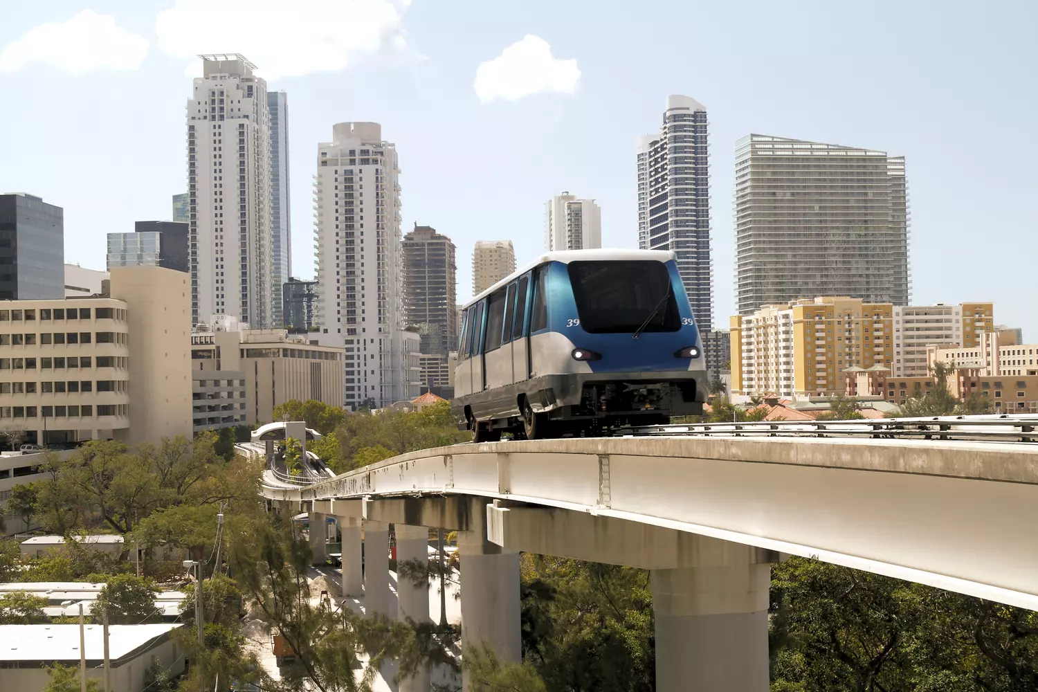 Metromover in Miami — photo of free monorail transport in Downtown — American Butler