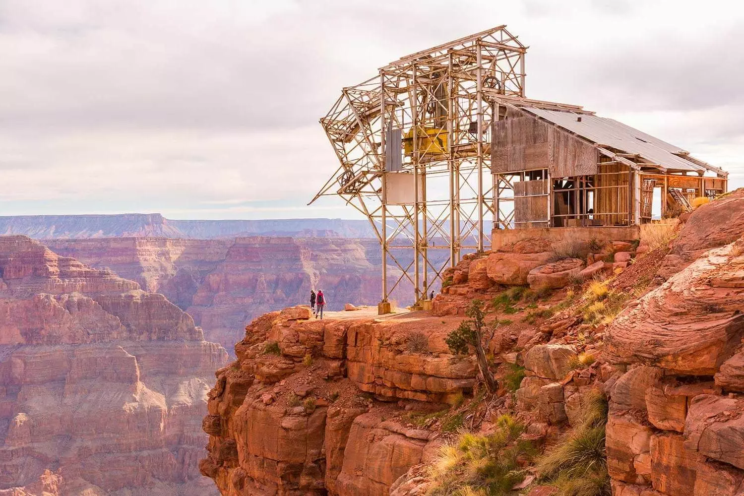 Skywalk и Guano Point — главные достопримечательности западного края Гранд-Каньона Скайуок и Гуано-Пойнт в Гранд-Каньоне