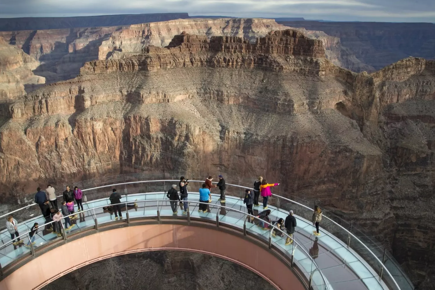Skywalk — прогулка по стеклянному мосту над Гранд-Каньоном Скайуок — стеклянная смотровая площадка над Гранд-Каньоном