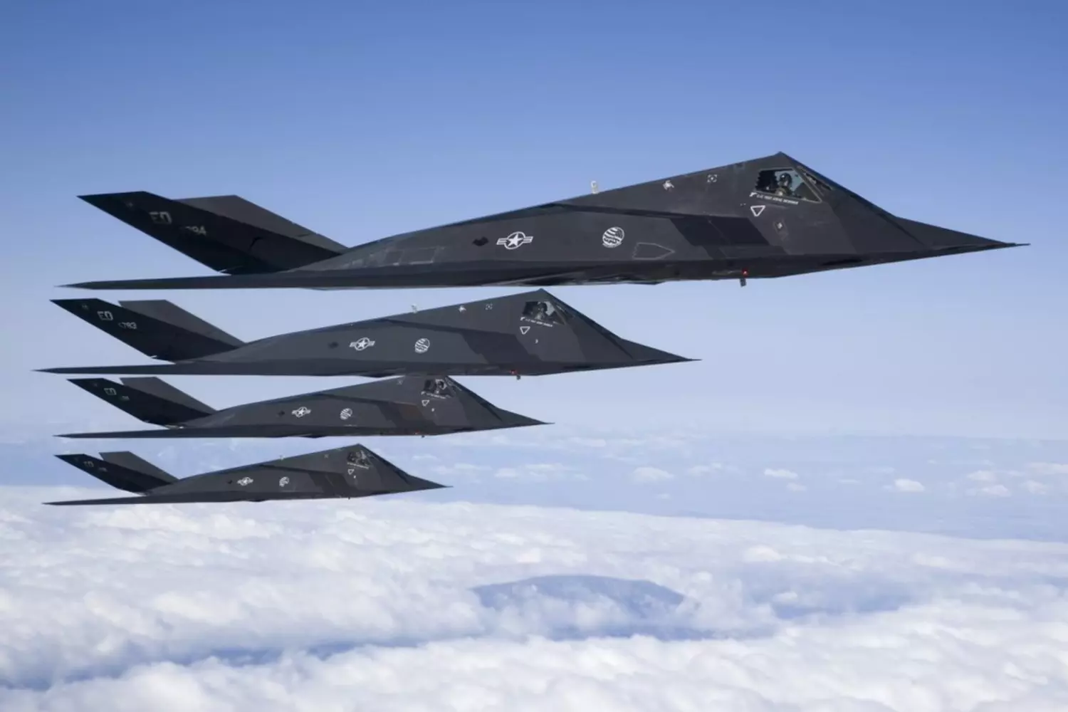 Lockheed F-117 Nighthawk — секретный стелс-самолёт, испытанный в Зоне 51 Стелс-истребитель Lockheed F-117 Nighthawk в полёте над пустыней, возможно, рядом с Зоной 51