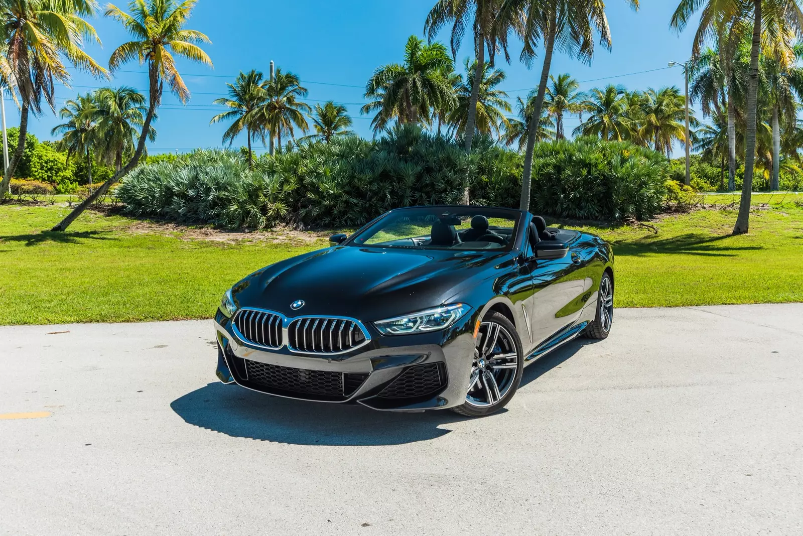 Эффектный передний дизайн BMW 840i Convertible