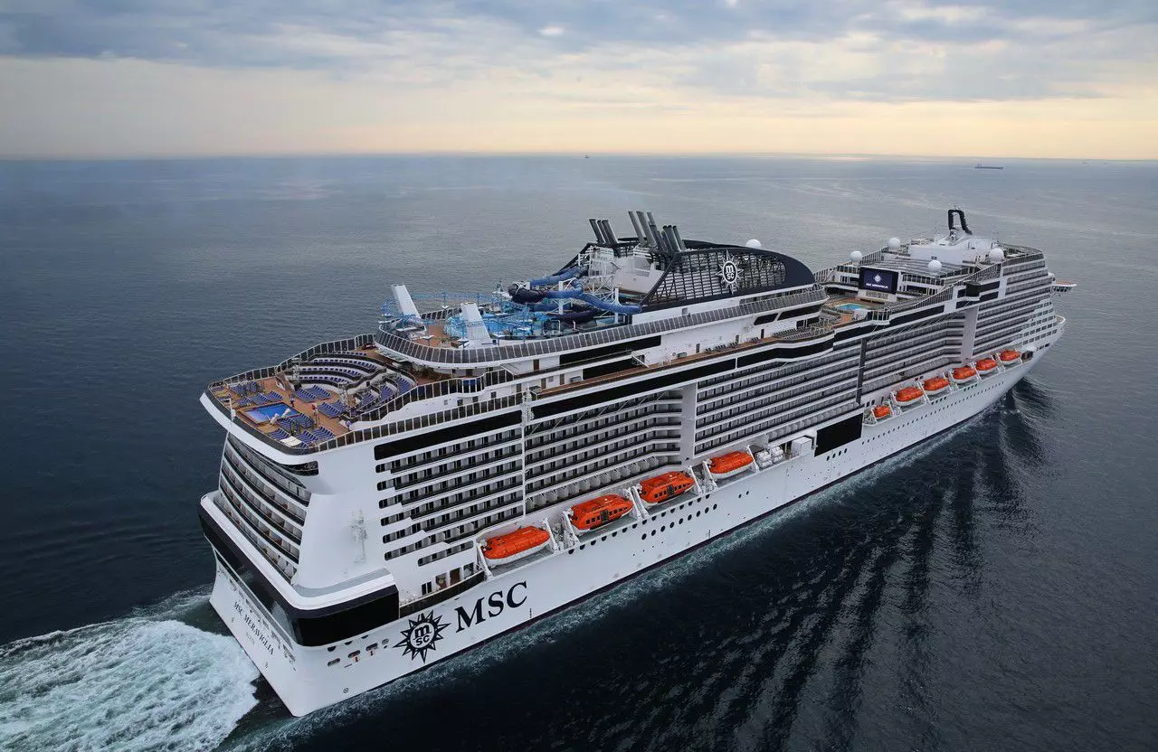 Круизный лайнер MSC Meraviglia плывет по океану под ясным голубым небом. MSC Meraviglia — Великолепие на воде