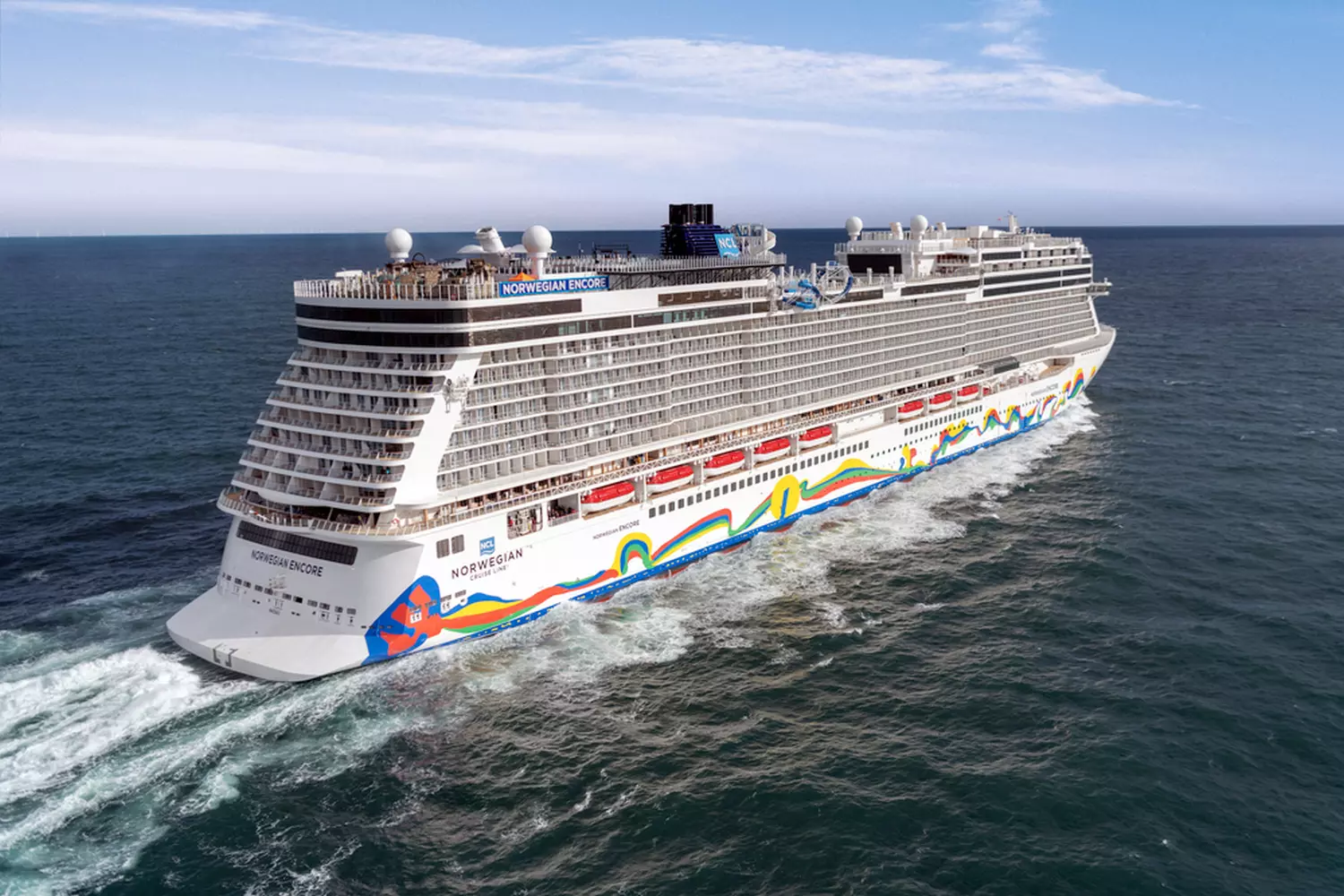 Круизный лайнер Norwegian Encore в открытом море под голубым небом Norwegian Encore — Величественный лайнер в океане