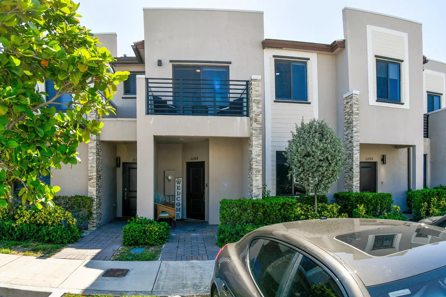 21068 NE 8th Ave, Miami — продажа таунхауса в Майами