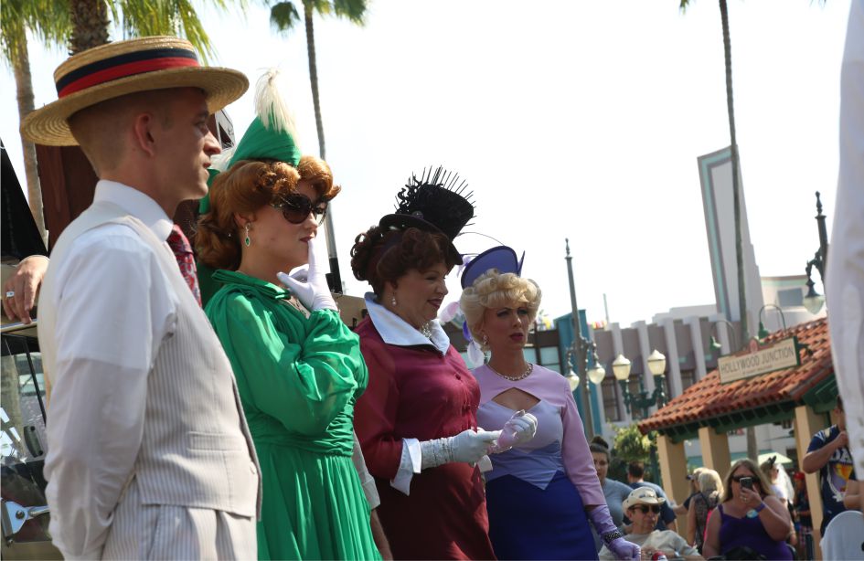 Парк развлечений Disneys Hollywood Studios в Орландо — фото шоу с актерами на улице — American Butler