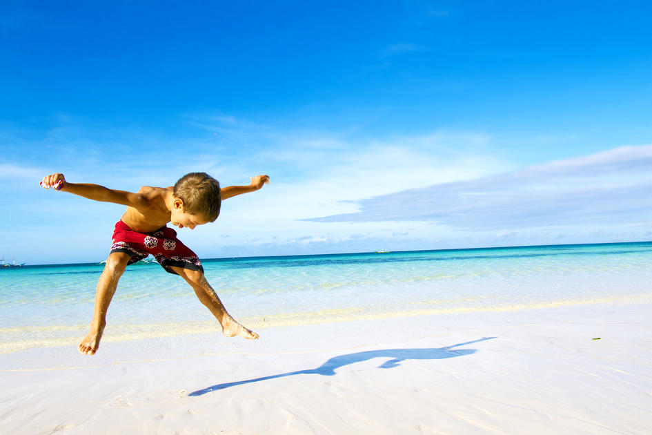 Лучшие школы для танцев в Майами, США - фото танцующего мальчика на пляже - American Butler