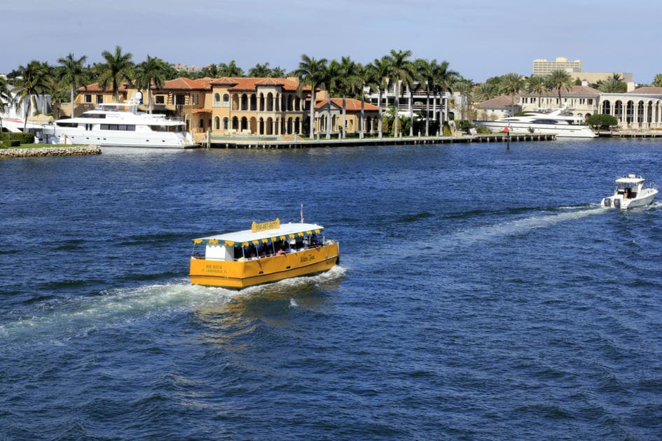Водное такси Майами — фотография желтой лодки такси в каналах Майами