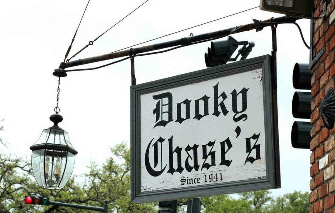 Вывеска ресторана Dooky Chase's Restaurant в Новом Орлеане — American Butler