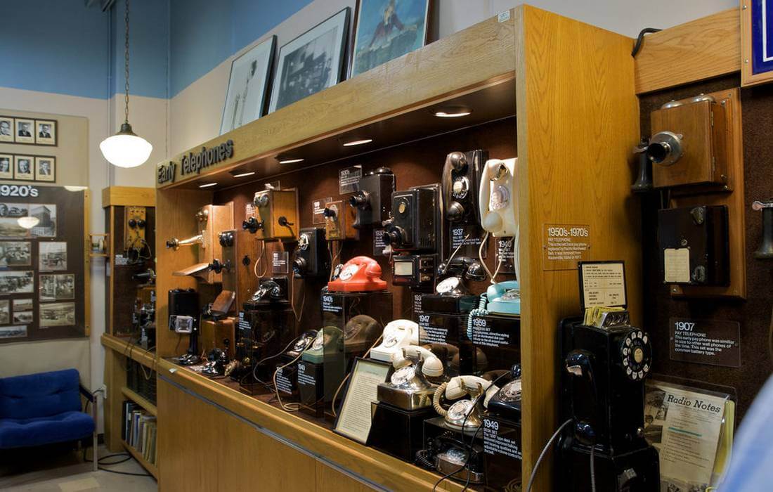 Шкаф с телефонными аппаратами в Музее связи, Сиэтл, Вашингтон — American Butler