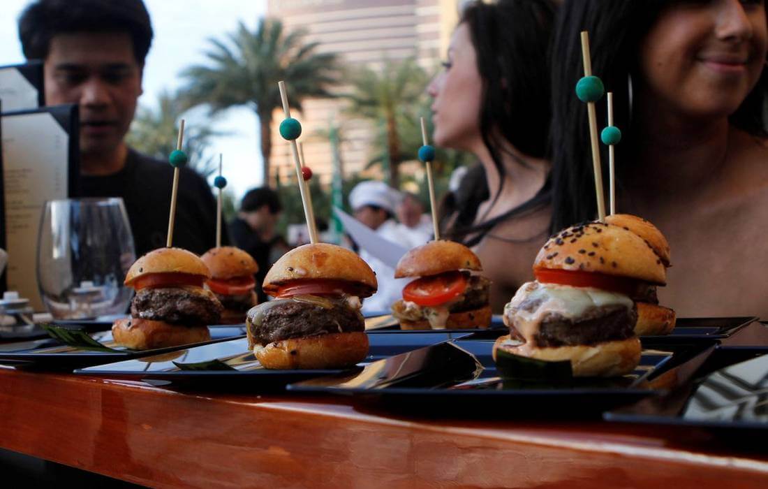 Epicurean Affair Food Festival — фото гамбургеров, выстроенных в ряд — American Butler