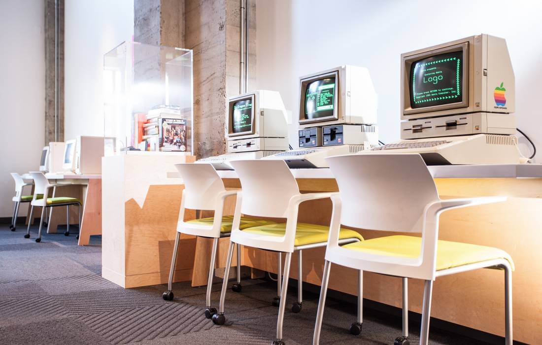 Столы со старыми компьютерами в музее LCM+L — American Butler