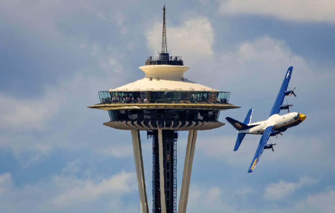 Seafair Festival — фото самолета над Спейс-Нидл в Сиэтле — American Butler