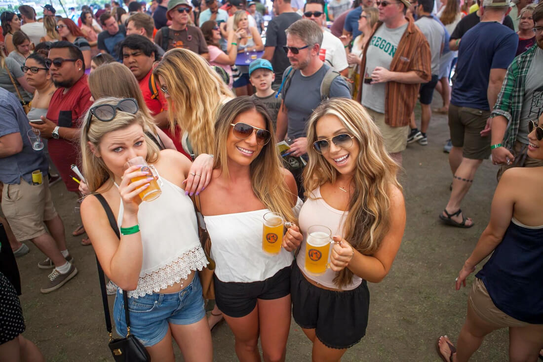 Фото посетителей фестиваля Brewers Festival в Сиэтле — American Butler
