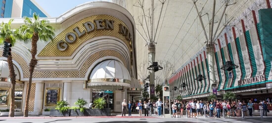 Fremont street, Las Vegas — фото торгового центра под куполом днём — American Butler