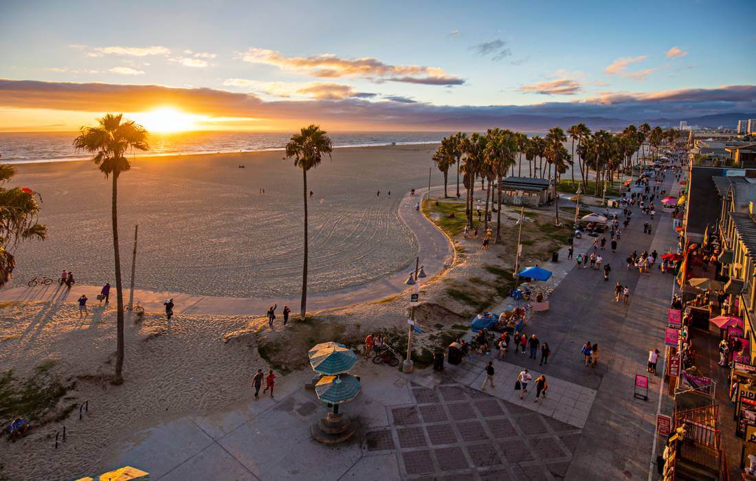 Photo of the beach in Santa Monica in Los Angeles in the evening - American Butler