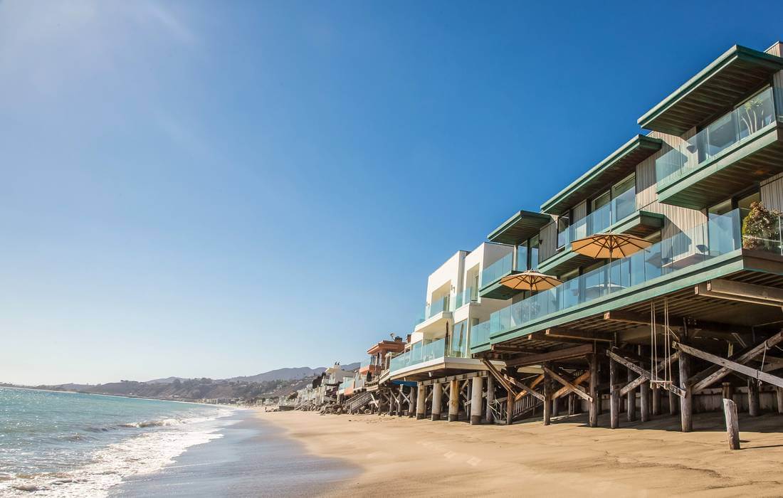 Photo of houses on the coast of Malibu Beach in Los Angeles - American Butler