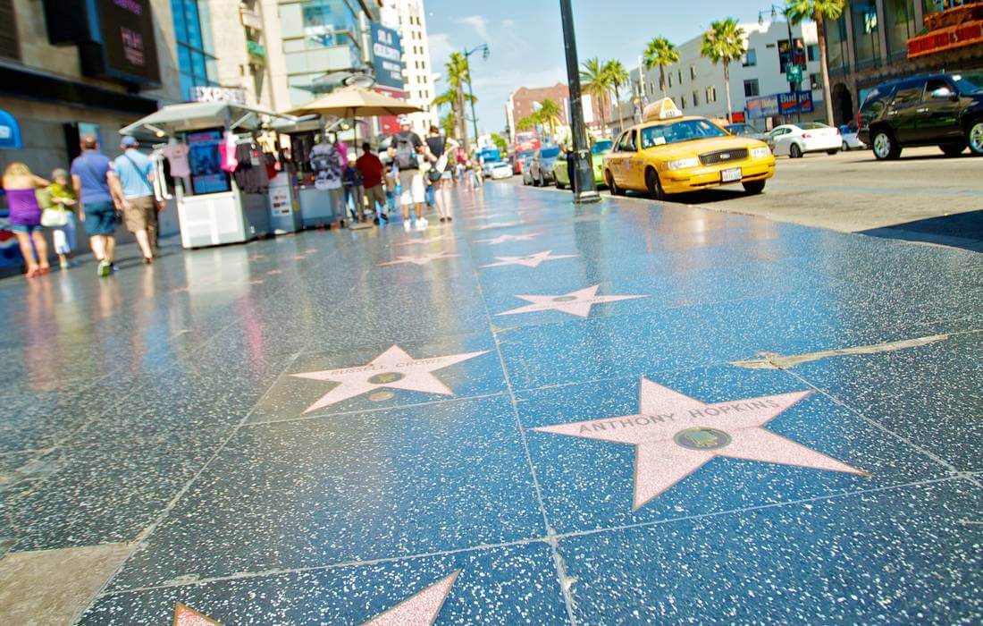Фото тротуара Аллеи Славы с туристами в Голливуде, Лос-Анджелес - American Butler