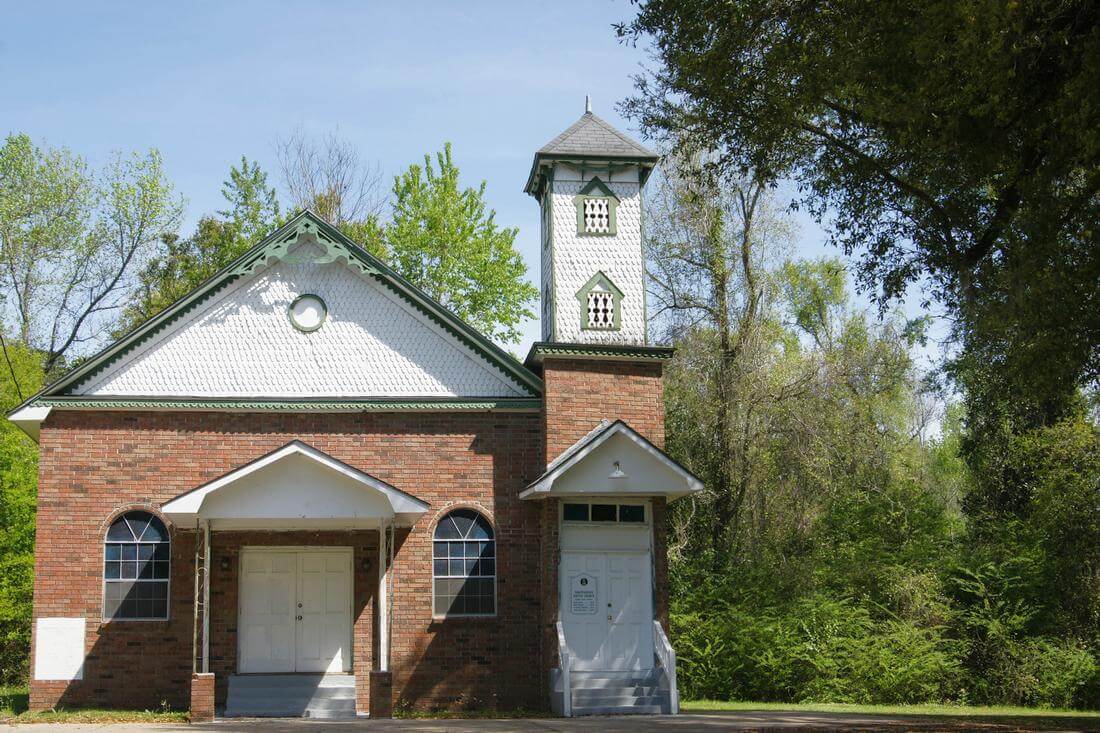 Фото здания старой церкви на территории Плантации Роуздаун в Луизиане - American Butler