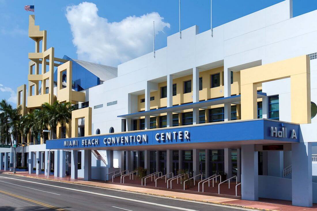 Miami Beach Convention Center — старый фасад здания в стиле Ар-деко — American Butler
