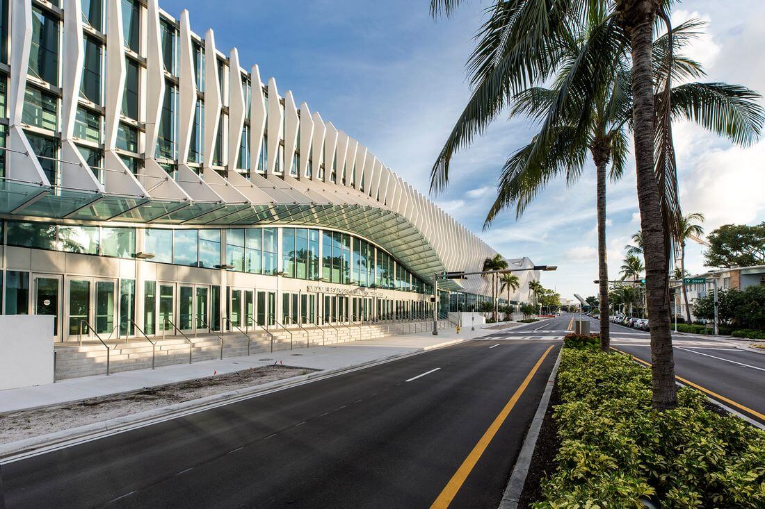 Фото выставочного центра Майами-Бич — обновленный фасад здания — American Butler