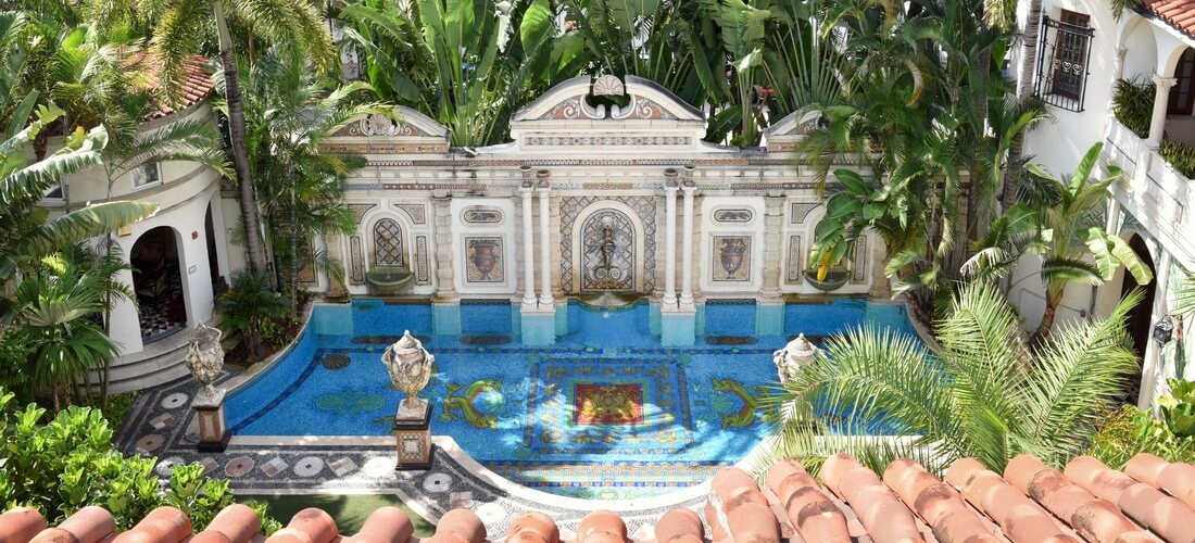 Versace Mansion — Casa Casuarina — фото бассейна во дворе виллы — American Butler