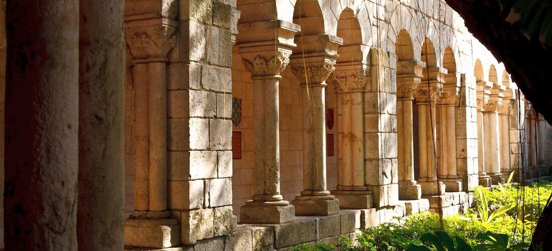 Ancient Spanish Monastery — фото колон в монастыре в Майами — American Butler
