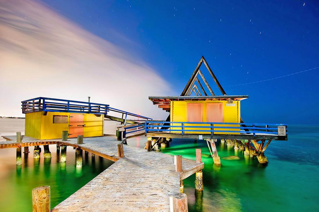 Стилтсвилл - необычная деревня в Майами - фото дома в океане на закате - American Butler