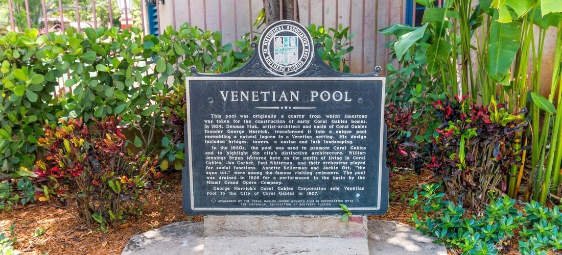 Венецианский бассейн в Корал-Гейблс — табличка с названием Venetian pool — American Butler