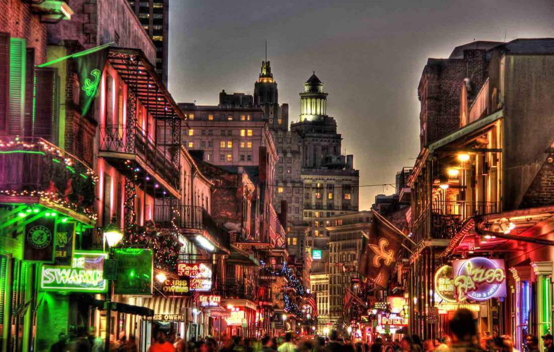Фото Бурбон-стрит в Новом Орлеане ночью - American Butler