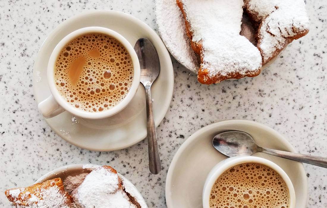 Cafe du Monde, New Orleans - фото бенье с кофе - American Butler