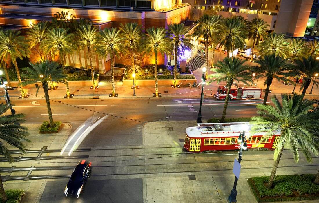 Фото Французского квартала в Новом Орлеане - вид на трамвай ночью - American Butler