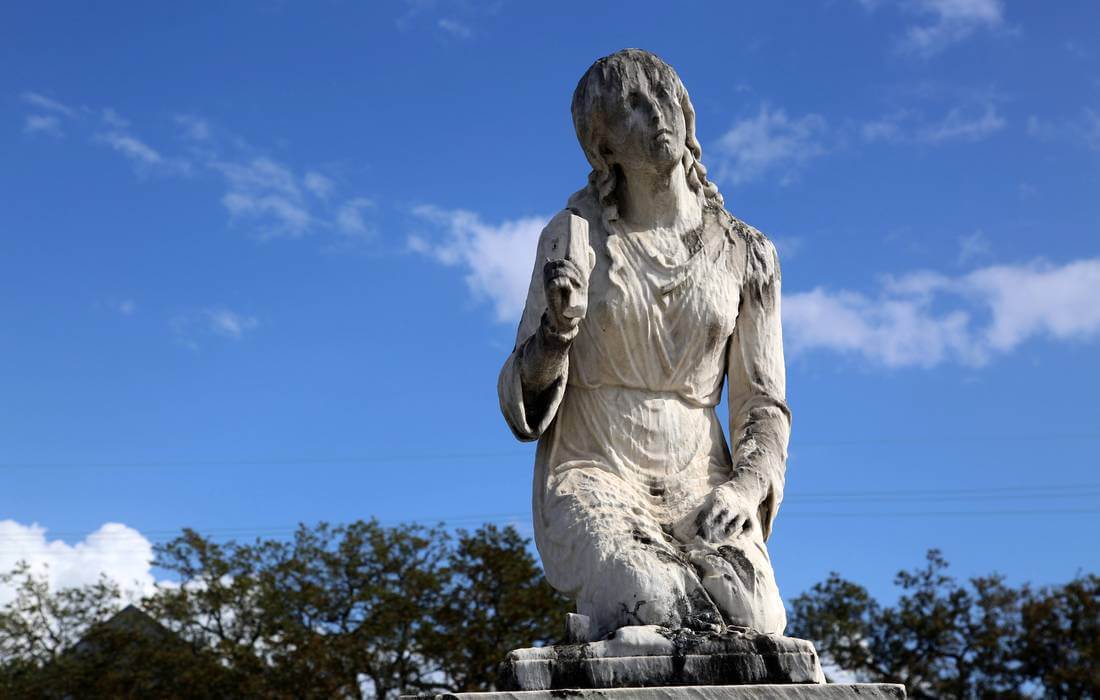 Фото статуи на кладбище Святого Людовика в Новом Орлеане - American Butler
