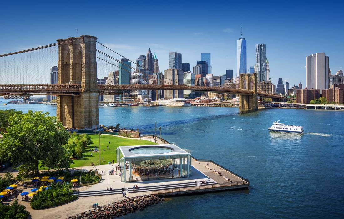 Фото нео-готических опор Бруклинского моста в Нью-Йорке - American Butler
