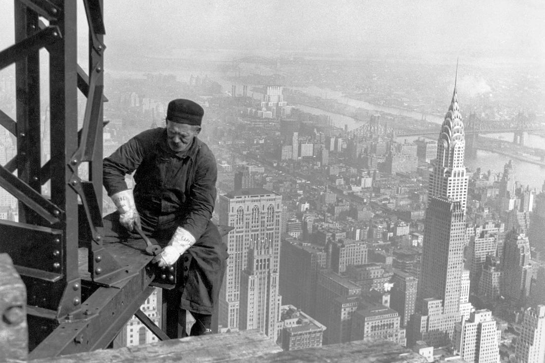 Историческое фото стройки в городе небоскрёбов в городе Нью-Йорк - вид на Крайслер-Билдинг - American Butler