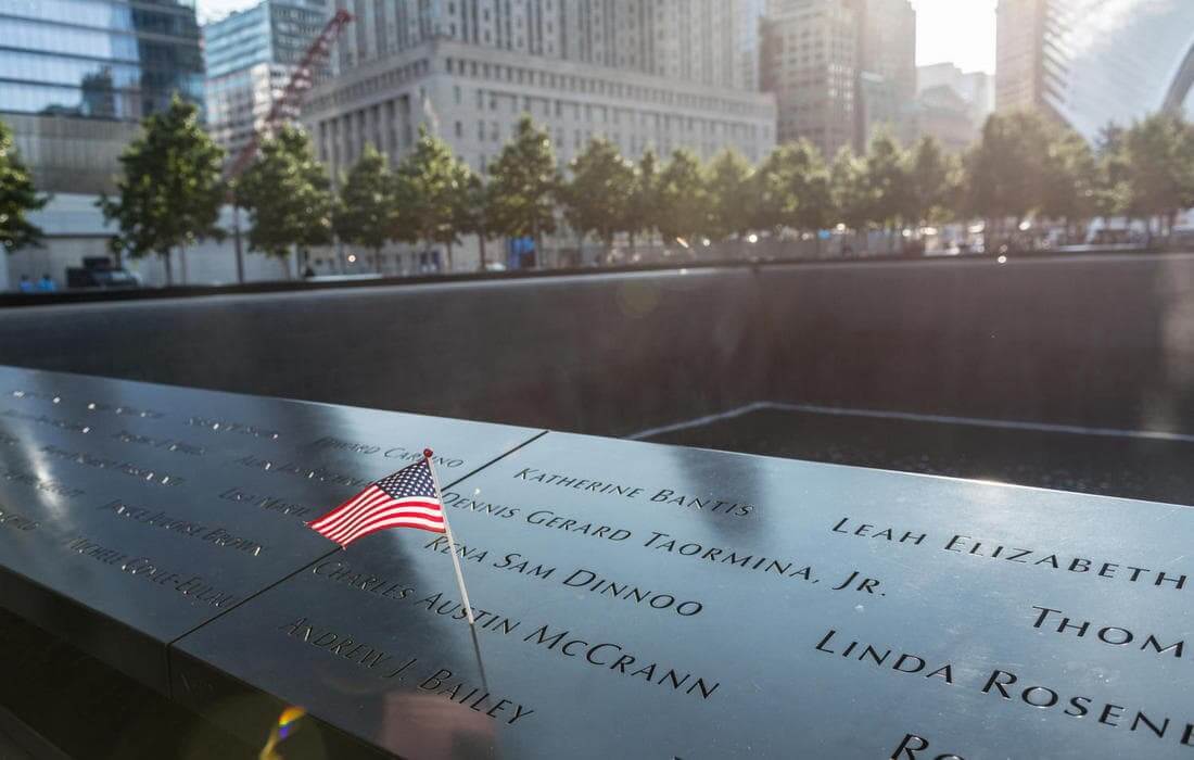 Мемориал Ground Zero, New York City - Флажками отмечены погибшие госслужащие - фото - American Butler