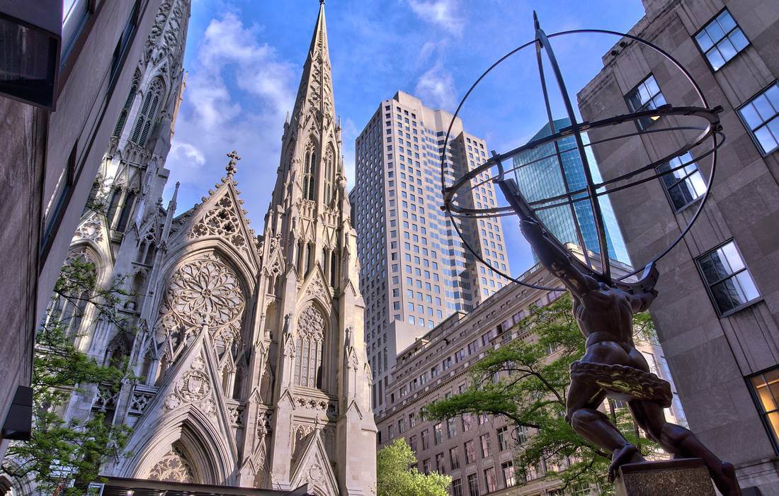 Фото собора Святого Патрика среди небоскребов, Нью-Йорк, США - American Butler