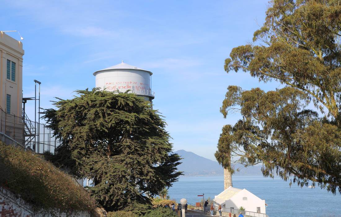 Водонапорная башня в тюрьме Alcatraz Island - фото - American Butler
